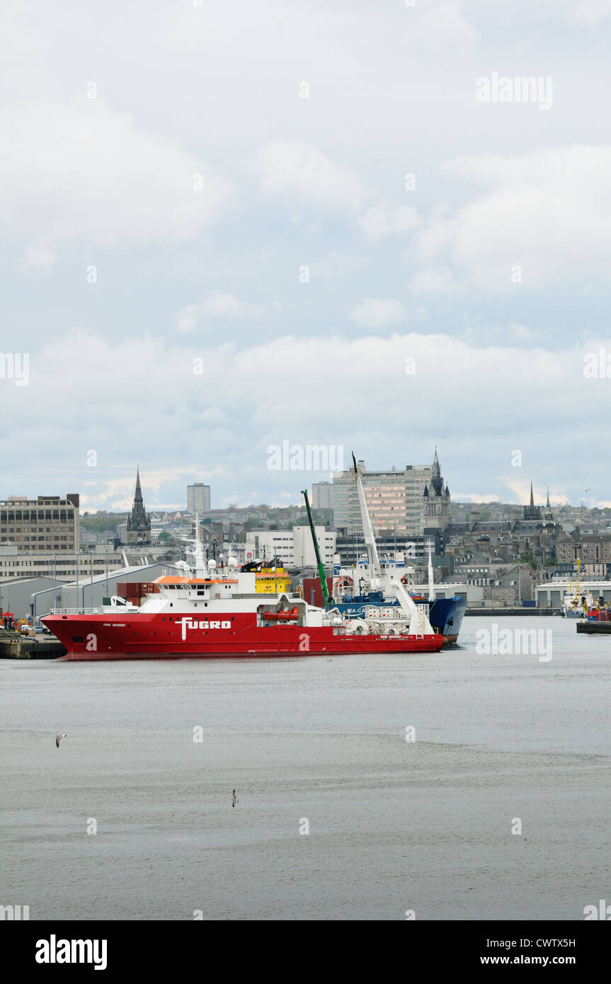 Die Fugro Entdeckung Umfrage Multi Rolle geophysikalischen und hydrographischen Schiff im Hafen von Aberdeen Stockfoto