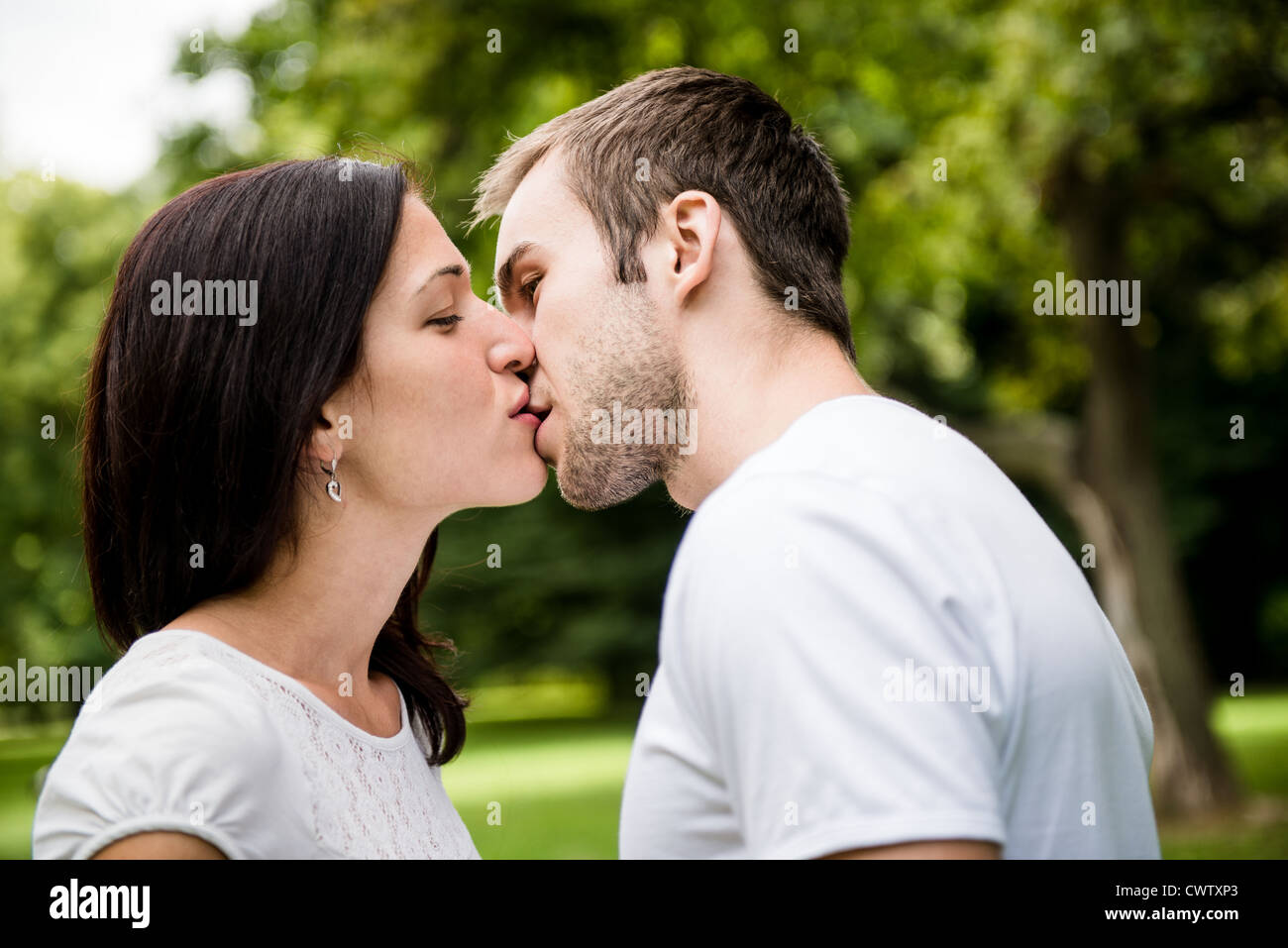 Junge Brautpaar küssen - outdoor-Lifestyle Portrait Stockfoto