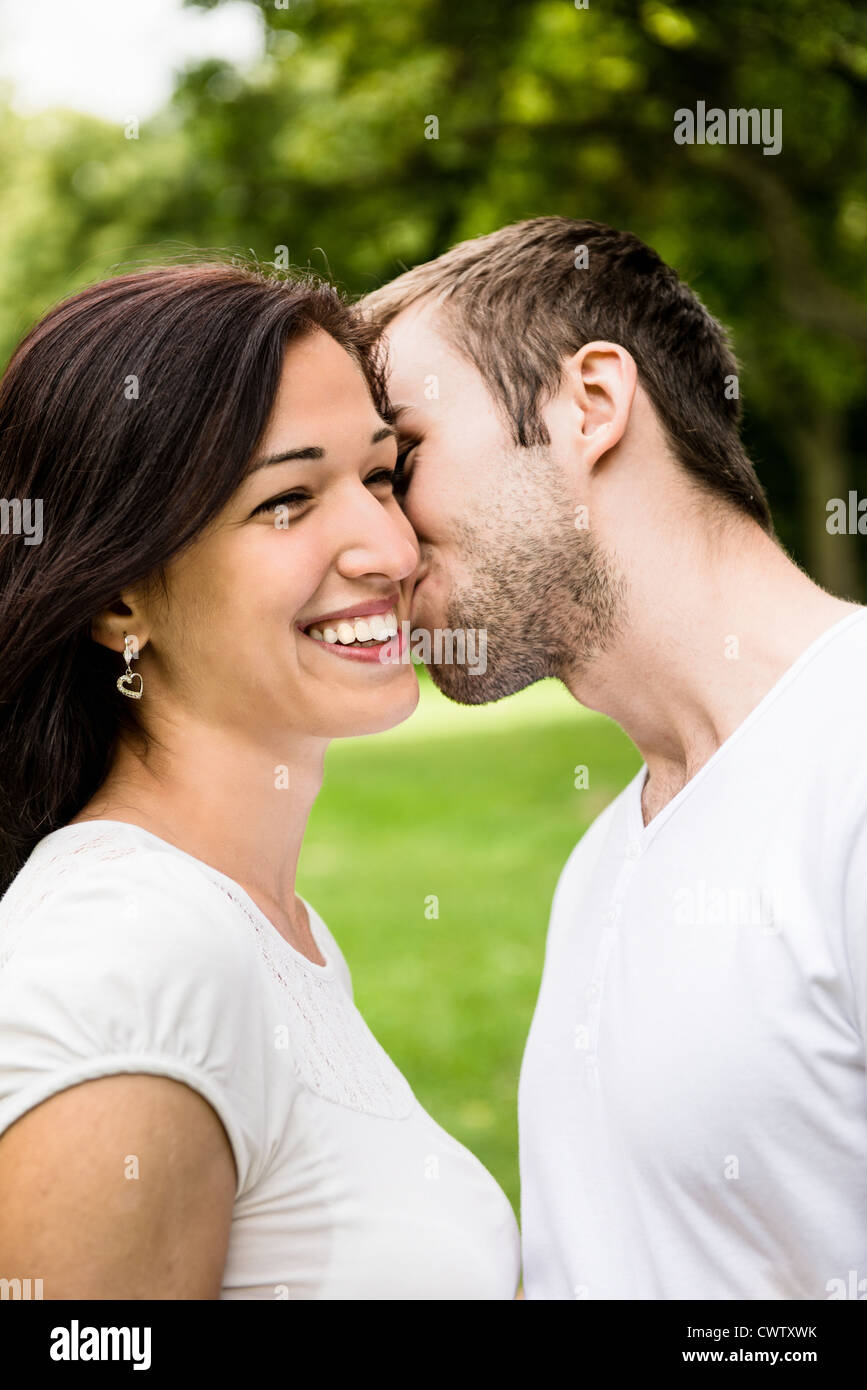 Junge Brautpaar küssen - outdoor-Lifestyle Portrait Stockfoto