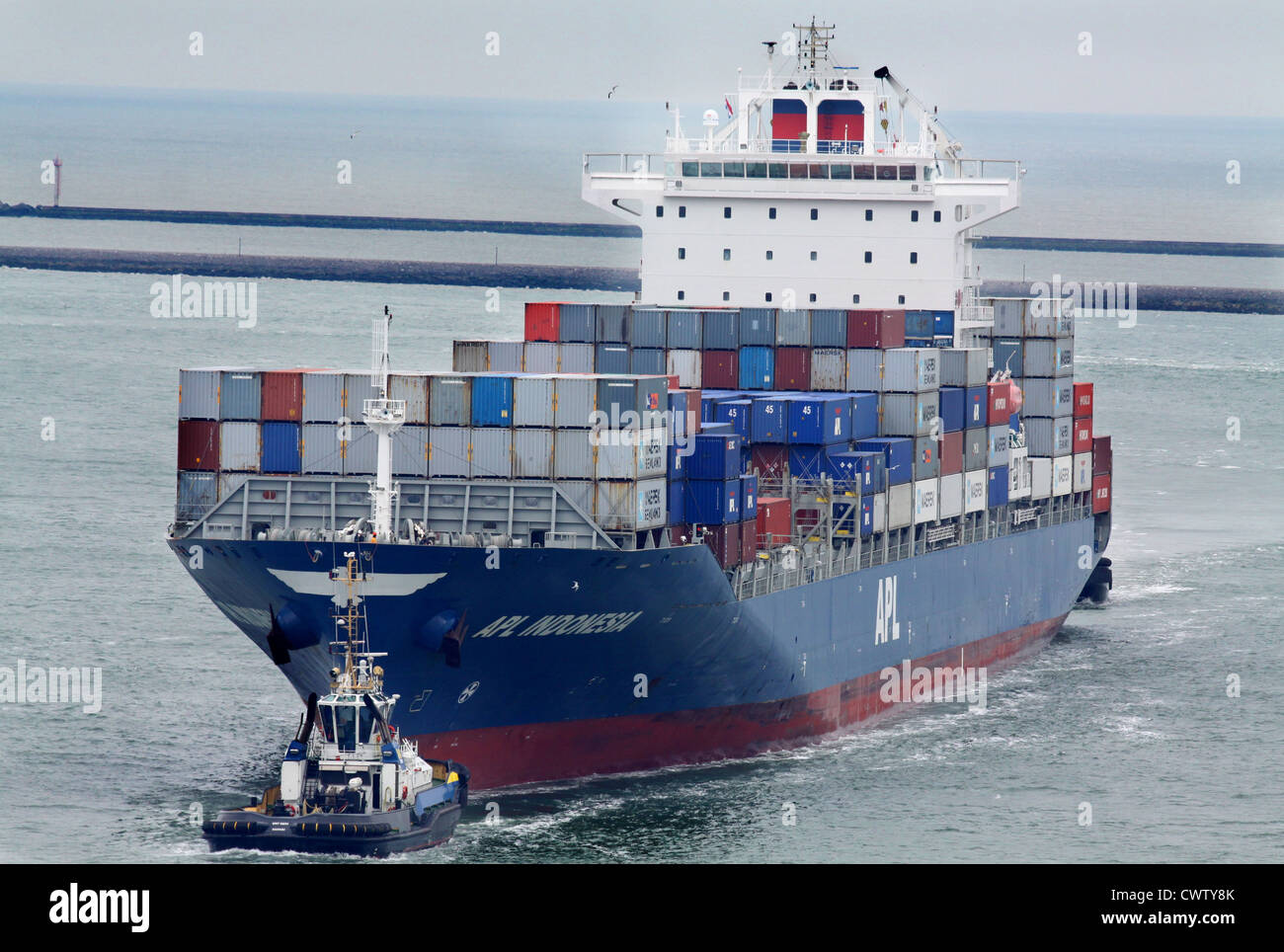 50.246 Dwt, 2010 gebaute Containerschiff APL Indonesien navigieren im Rotterdamer Hafen mit Schlepper-Hilfe Stockfoto