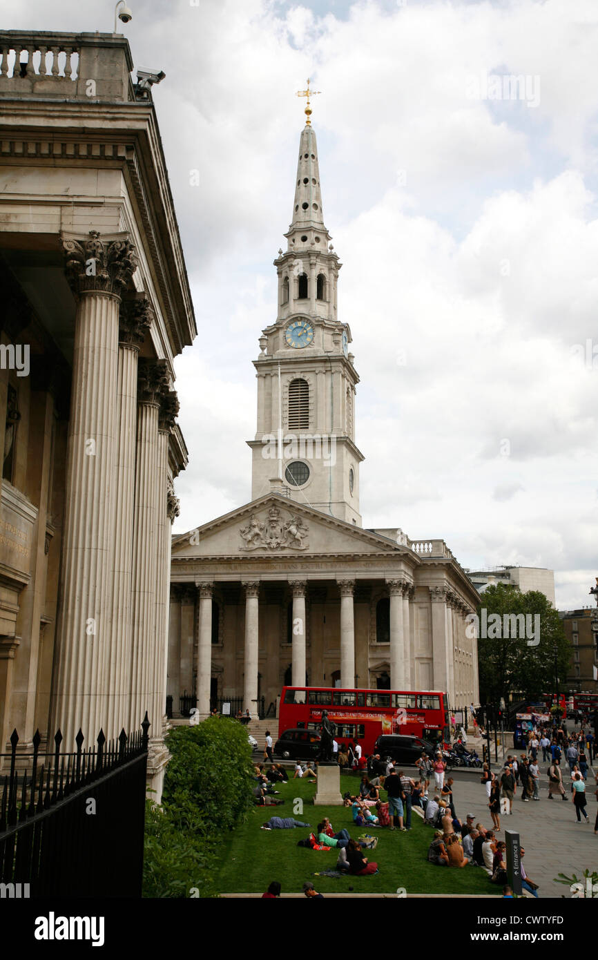 Blick entlang der Fassade der Nationalgalerie nach St. Martin in den Bereichen Kirche, Trafalgar Square, London, Großbritannien Stockfoto