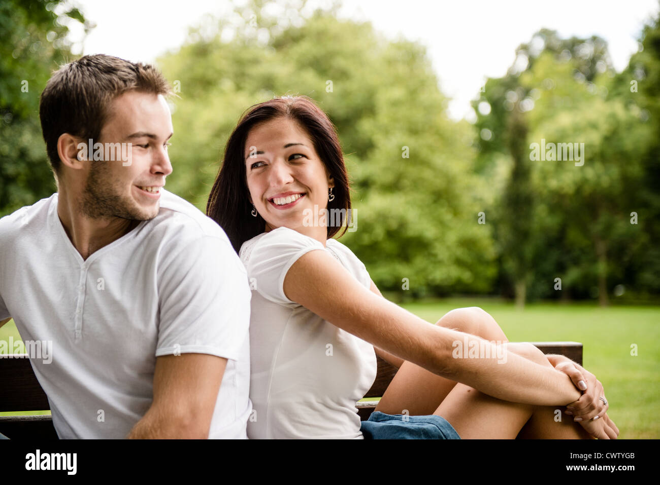 Junge lächelnde paar auf der Suche auf einander - outdoor-Lifestyle portrait Stockfoto