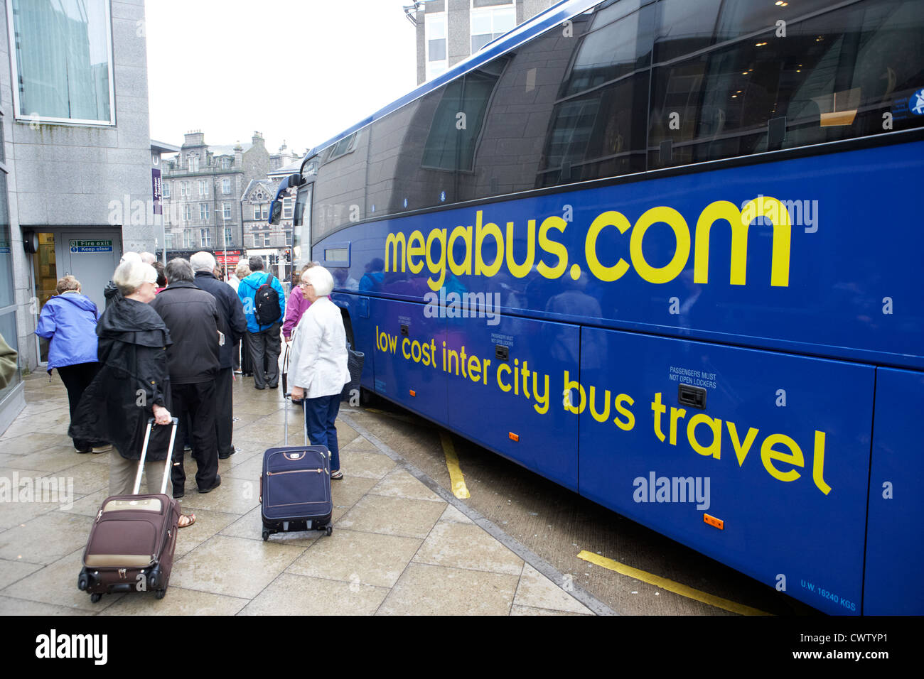 Menschen, die einsteigen Megabus bei Aberdeen Bus Station Schottland uk Stockfoto