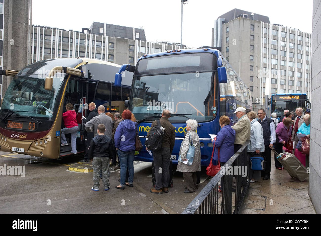 Fluggästen Bus für Glasgow an Aberdeen bus Station Schottland, Vereinigtes Königreich Stockfoto