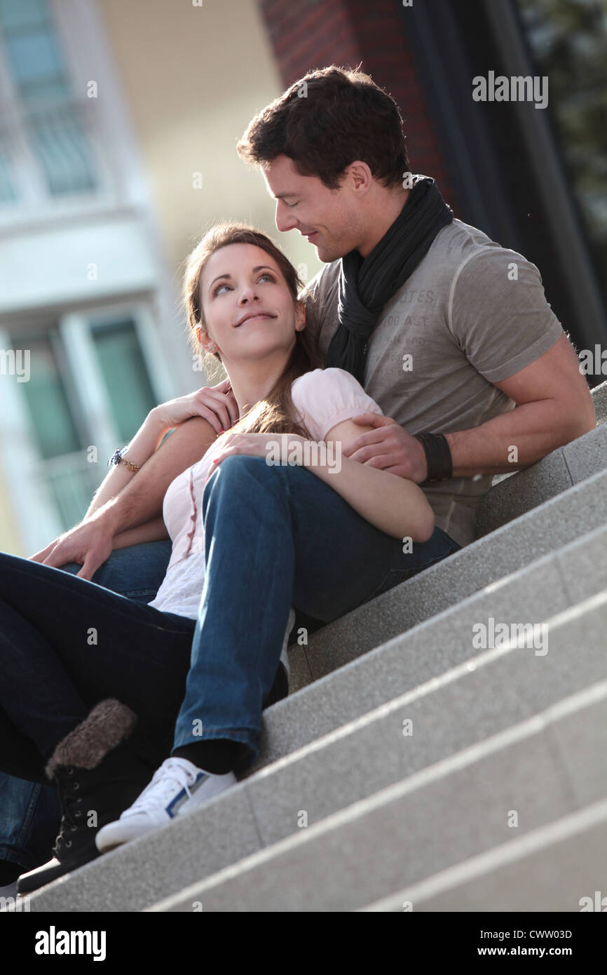 Brautpaar auf Treppen im Freien sitzen Stockfoto