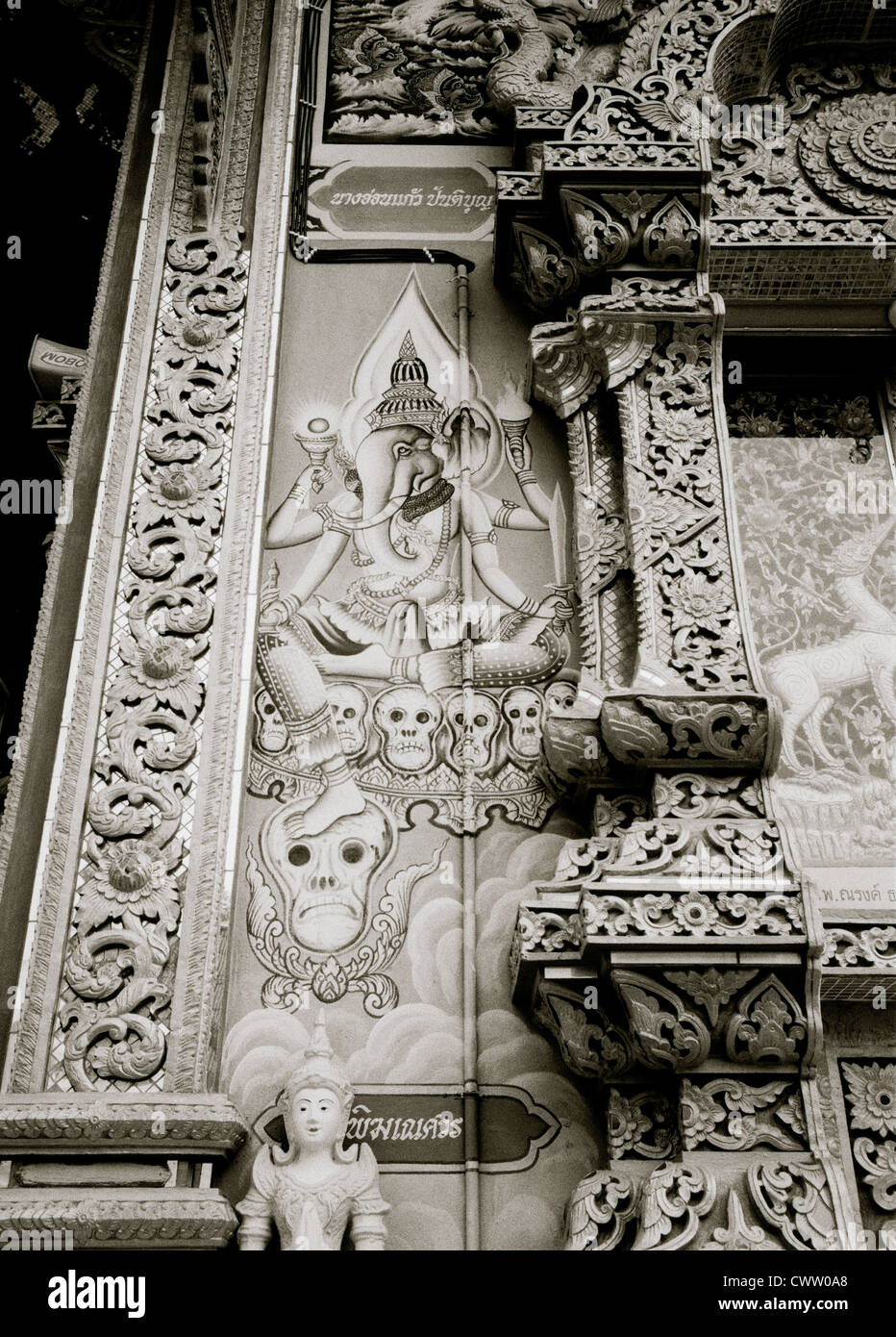 Dekorative Raffung im Tempel Wat Luang in Chiang Khong in Thailand in Südostasien Fernost. Buddhismus buddhistische Kunst Architektur Reise verzierte Kunst Stockfoto