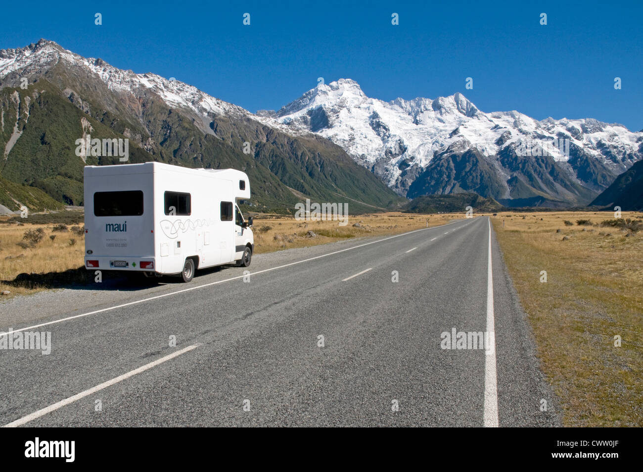 Nähert sich Mount Cook Village, New Zealand, mit den Gipfeln des Mt Sefton und der Hocker prominent auf den Main Divide voraus Stockfoto