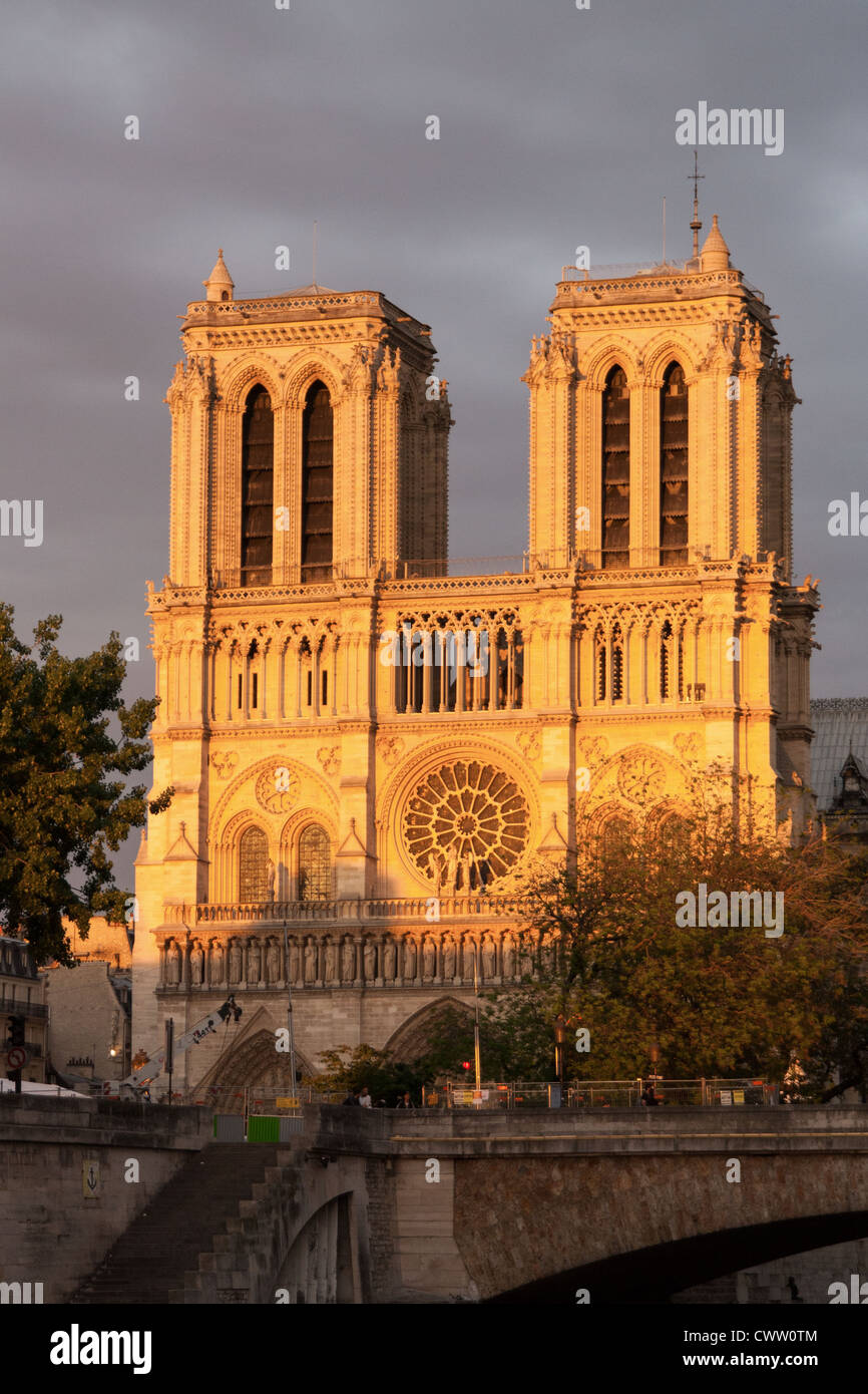 Die letzten Strahlen der Sonne fangen das Gebäude der Kathedrale Notre-Dame in Paris. Stockfoto