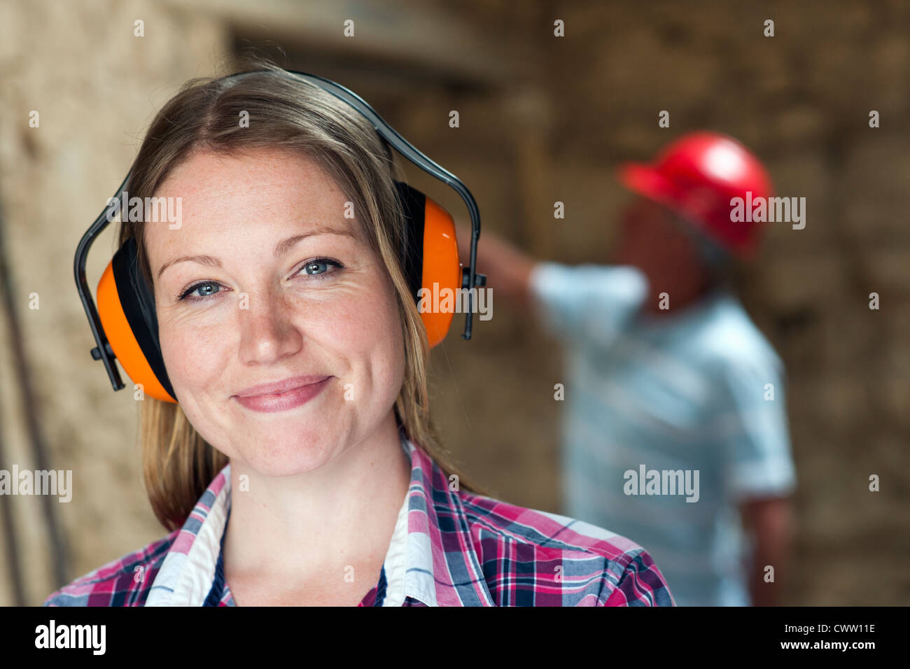 Bauarbeiter mit Kopfhörern Stockfoto