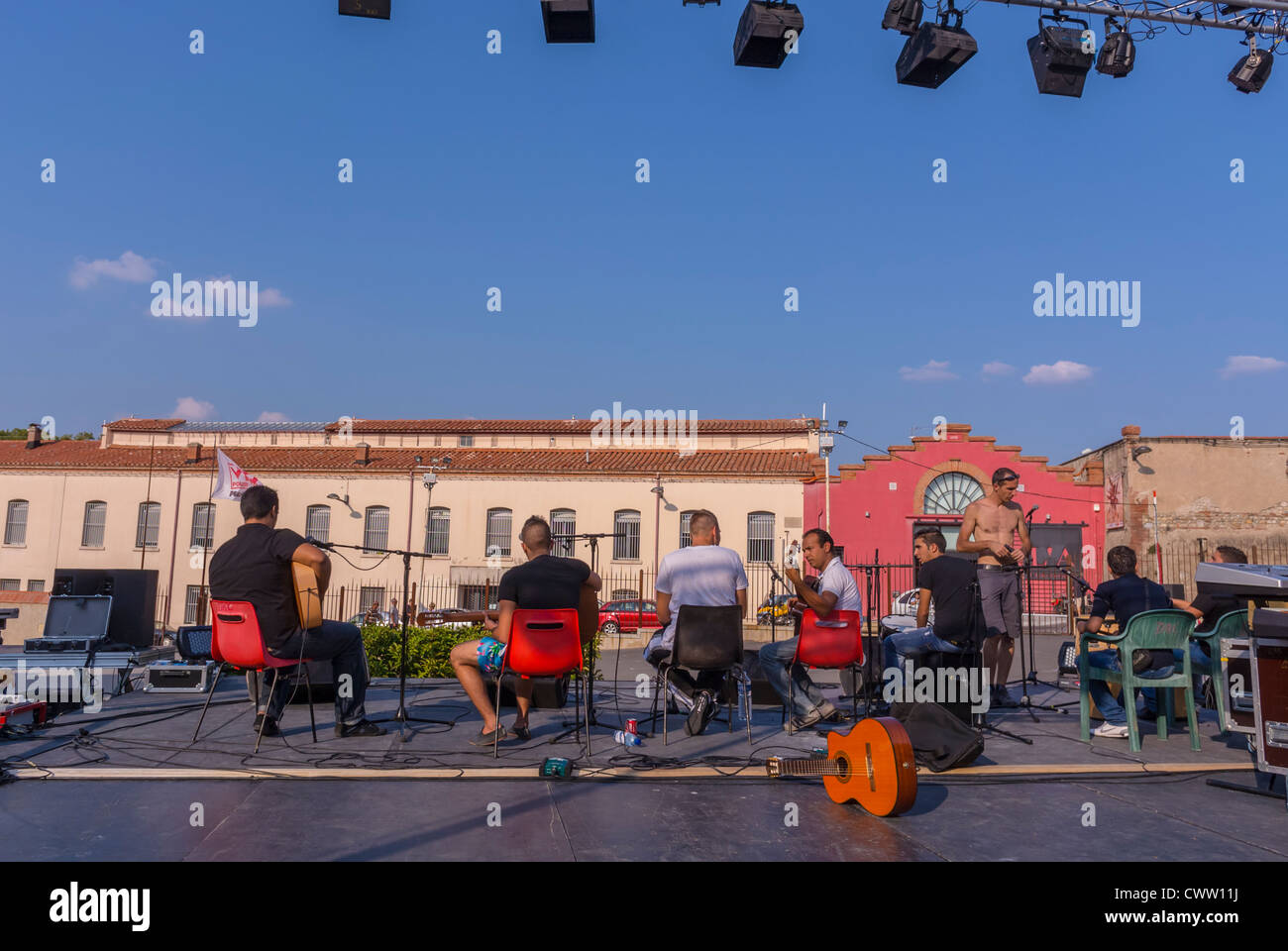 Perpignan, Frankreich, Gruppe der Zigeuner-Musiker von der Rückseite der Bühne draußen am Stadtplatz am Visa Pour l ' Image, Fotojournalist Photograpy Festival Stockfoto