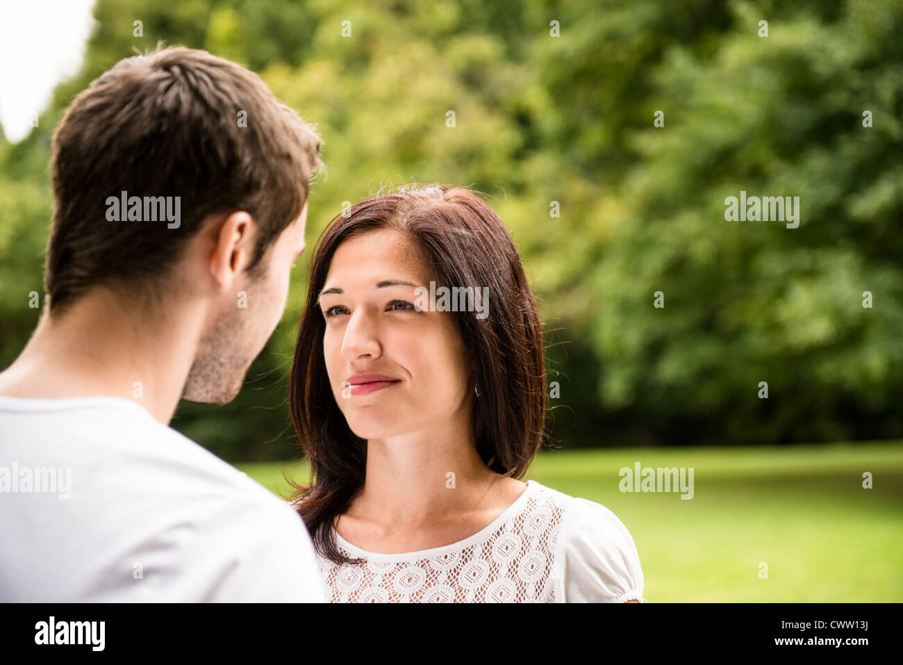 Junge Brautpaar auf einander - outdoor-Lifestyle portrait Stockfoto