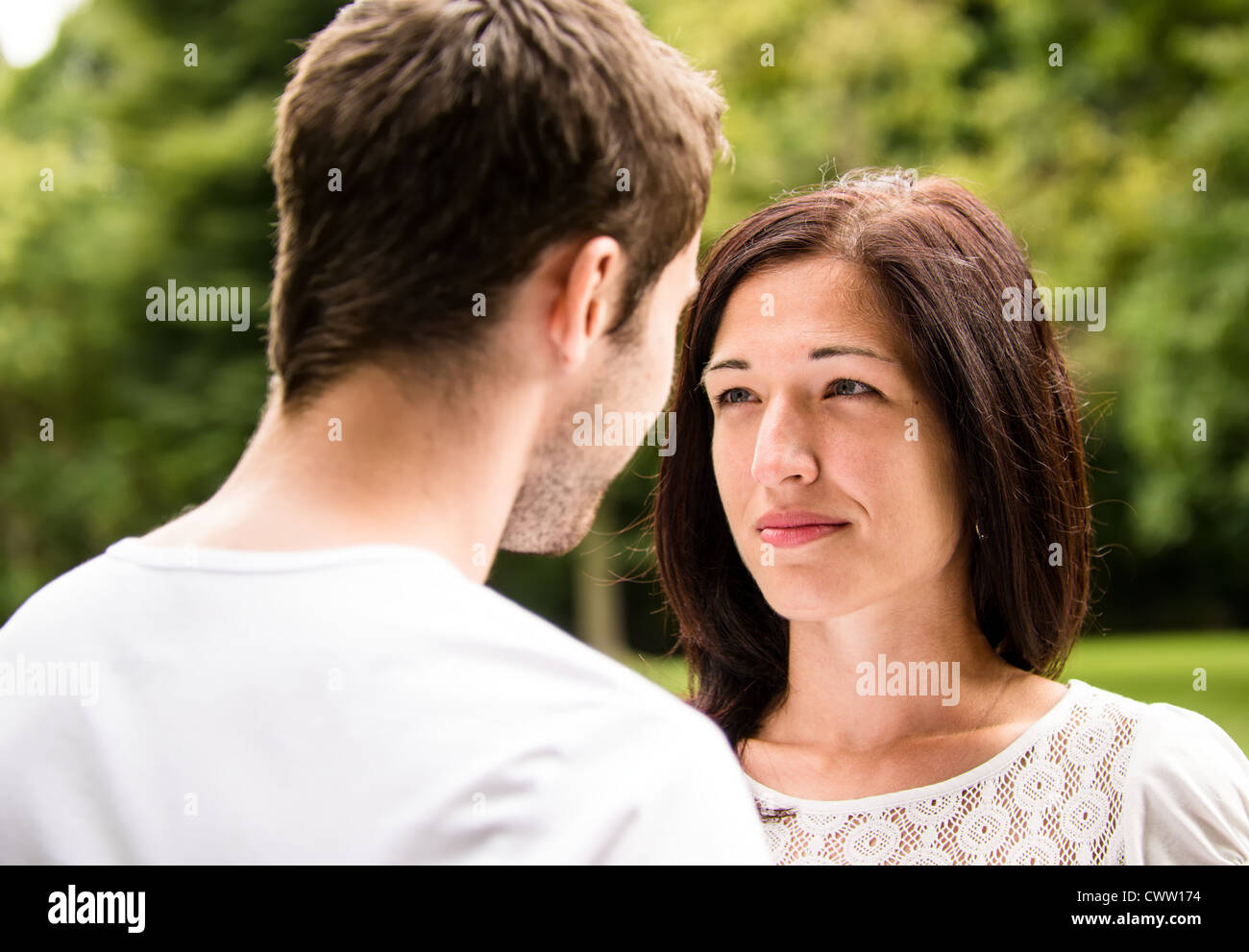 Junge Brautpaar auf einander - outdoor-Lifestyle portrait Stockfoto