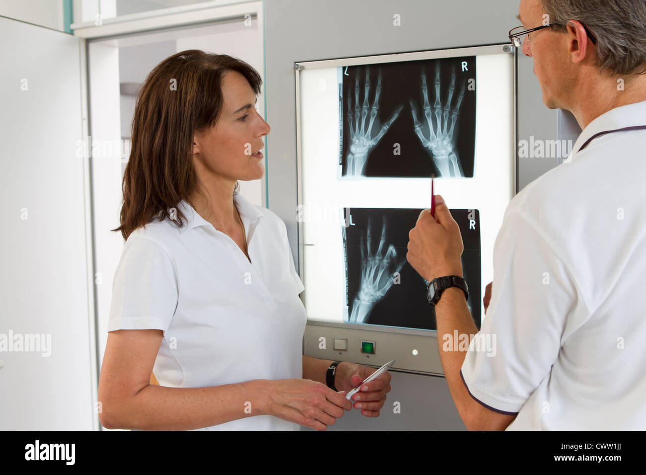Arzt und Krankenschwester Untersuchung Röntgenstrahlen Stockfoto