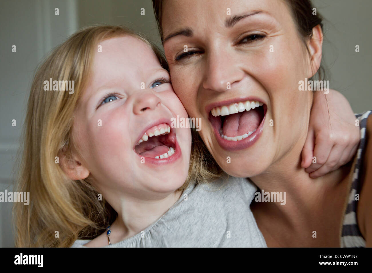 Nahaufnahme von Mutter und Tochter lachen Stockfoto