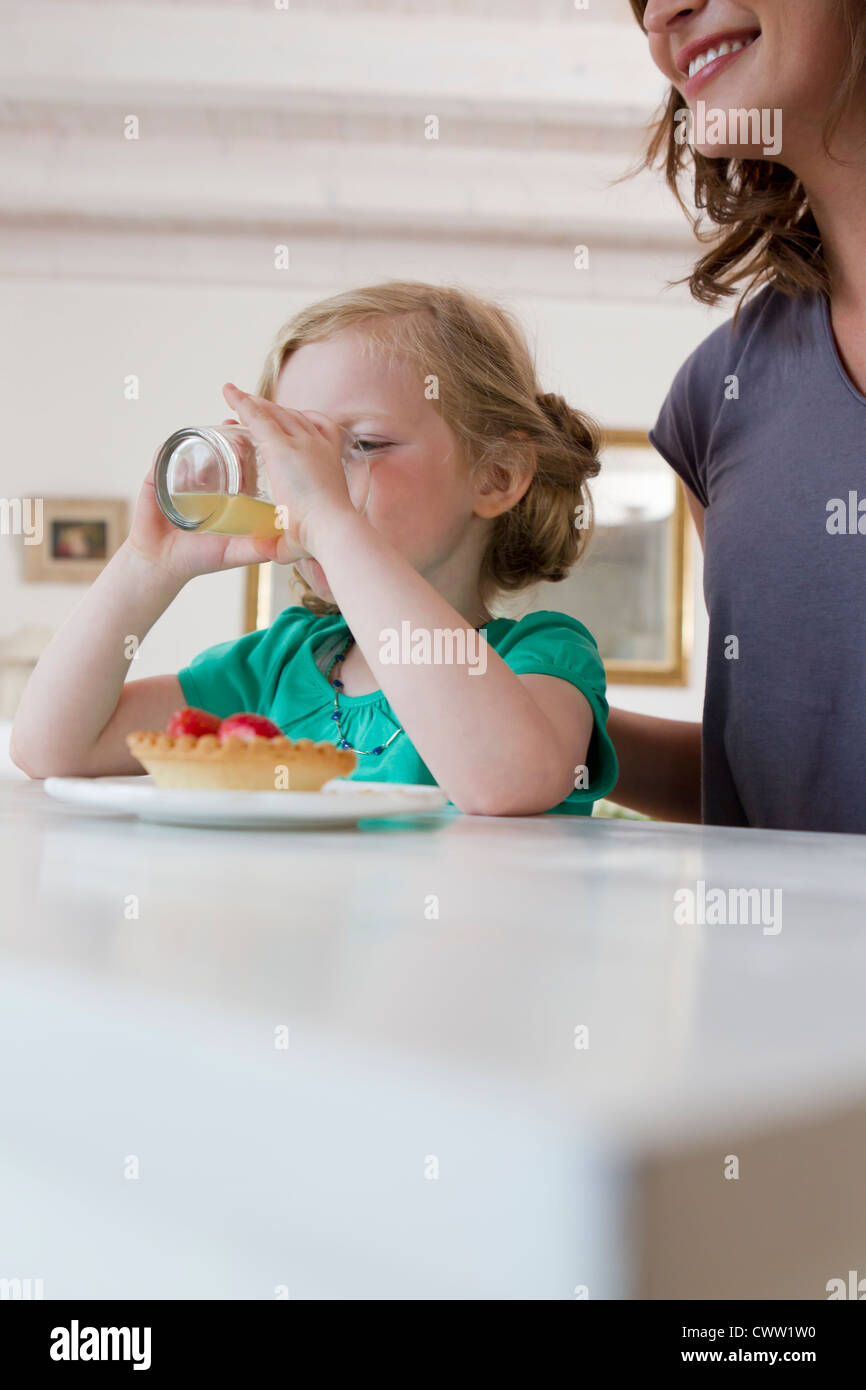 Mutter und Tochter beim Frühstück Stockfoto