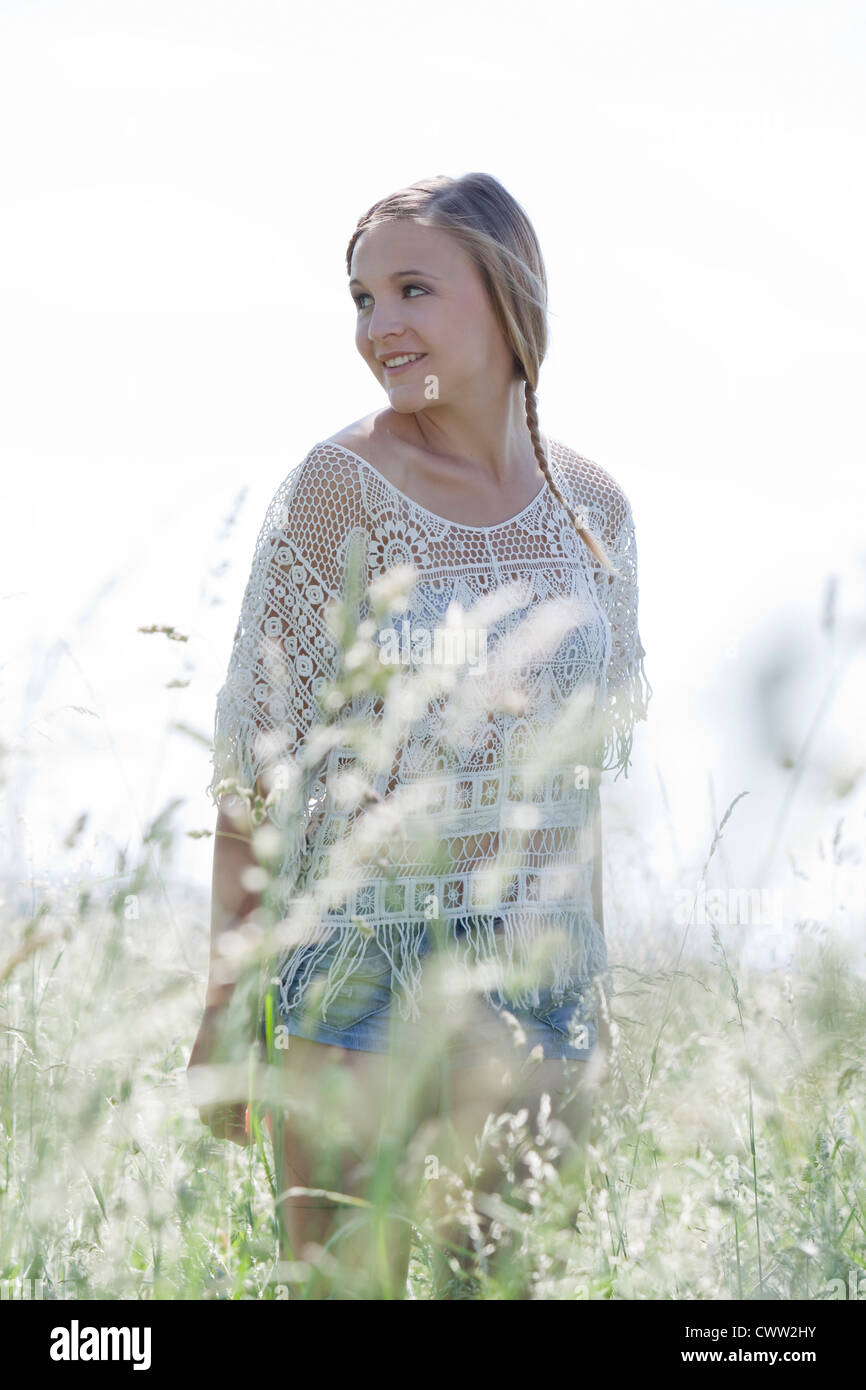 Attraktive blonde junge Frau stehen im Feld Stockfoto