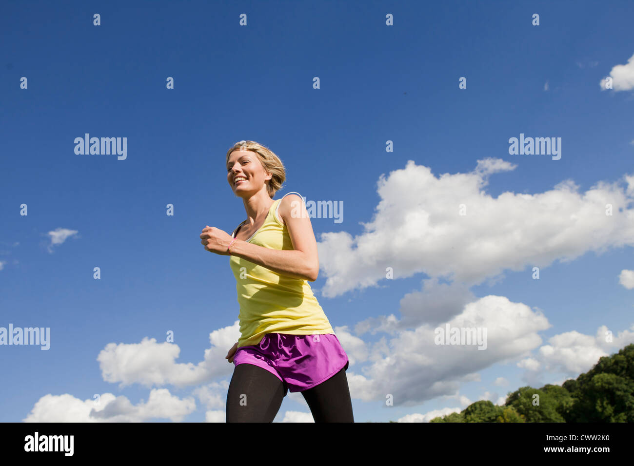 Frau Joggen im freien Stockfoto