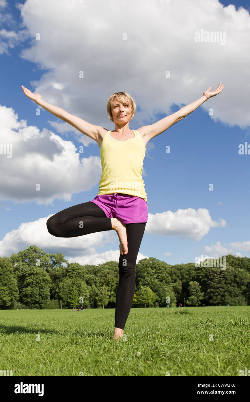 Frau praktizieren Yoga im park Stockfoto