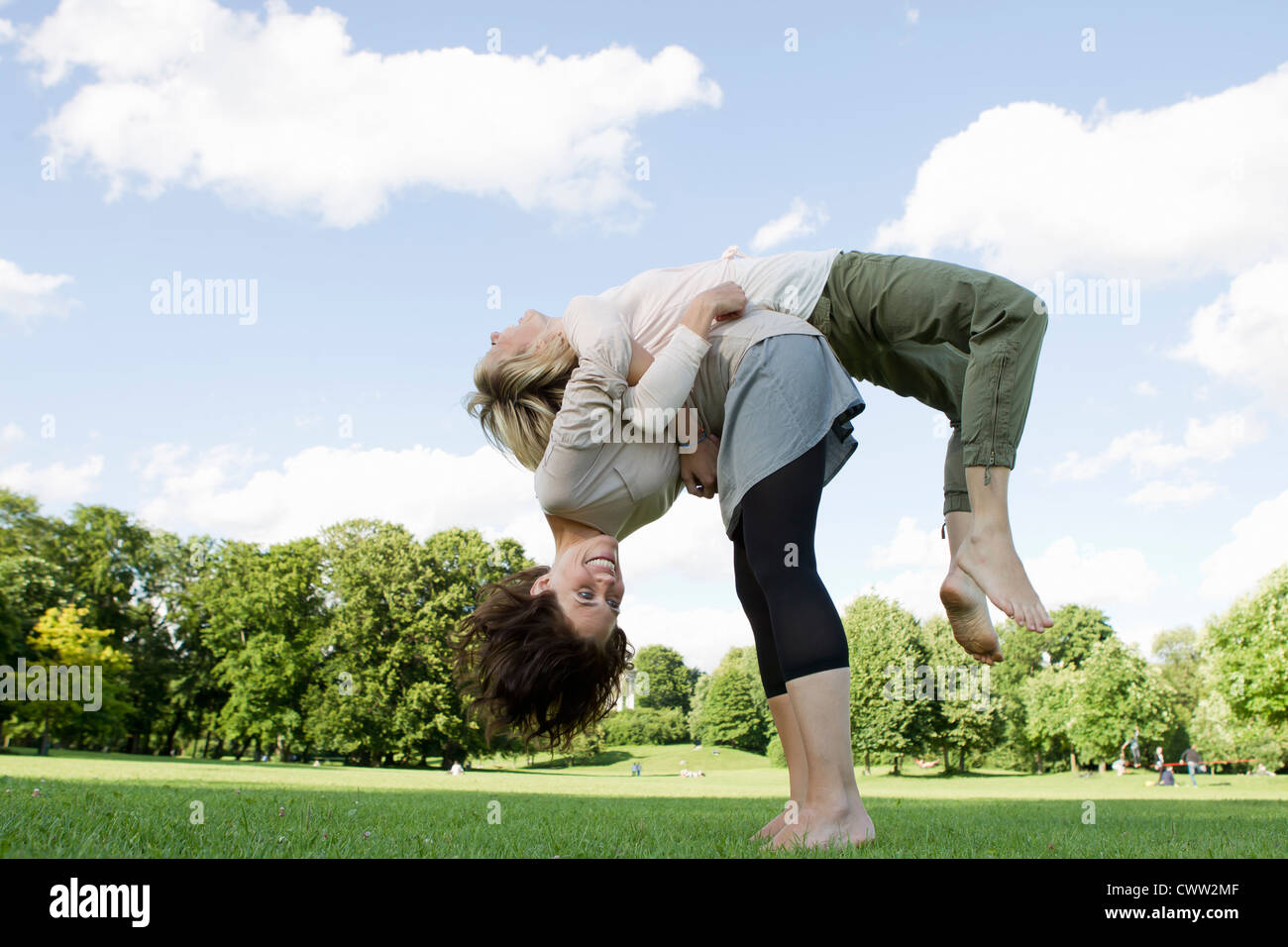 Frauen spielen zusammen im park Stockfoto