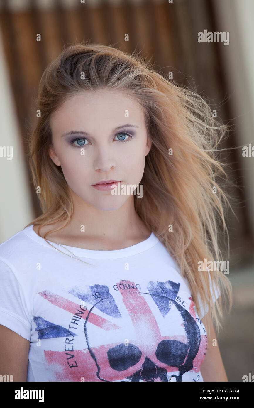 Attraktive blonde junge Frau mit T-shirt, Porträt Stockfoto