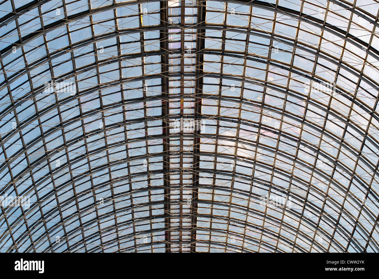 Helle und moderne Decke in einem Einkaufszentrum Stockfoto
