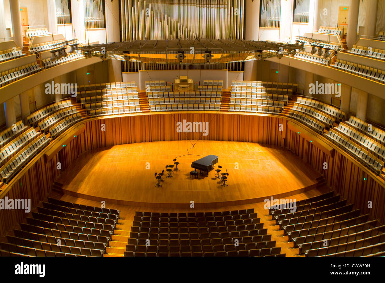 modernen Konzertsaal mit Klavier auf der Hauptbühne Stockfoto