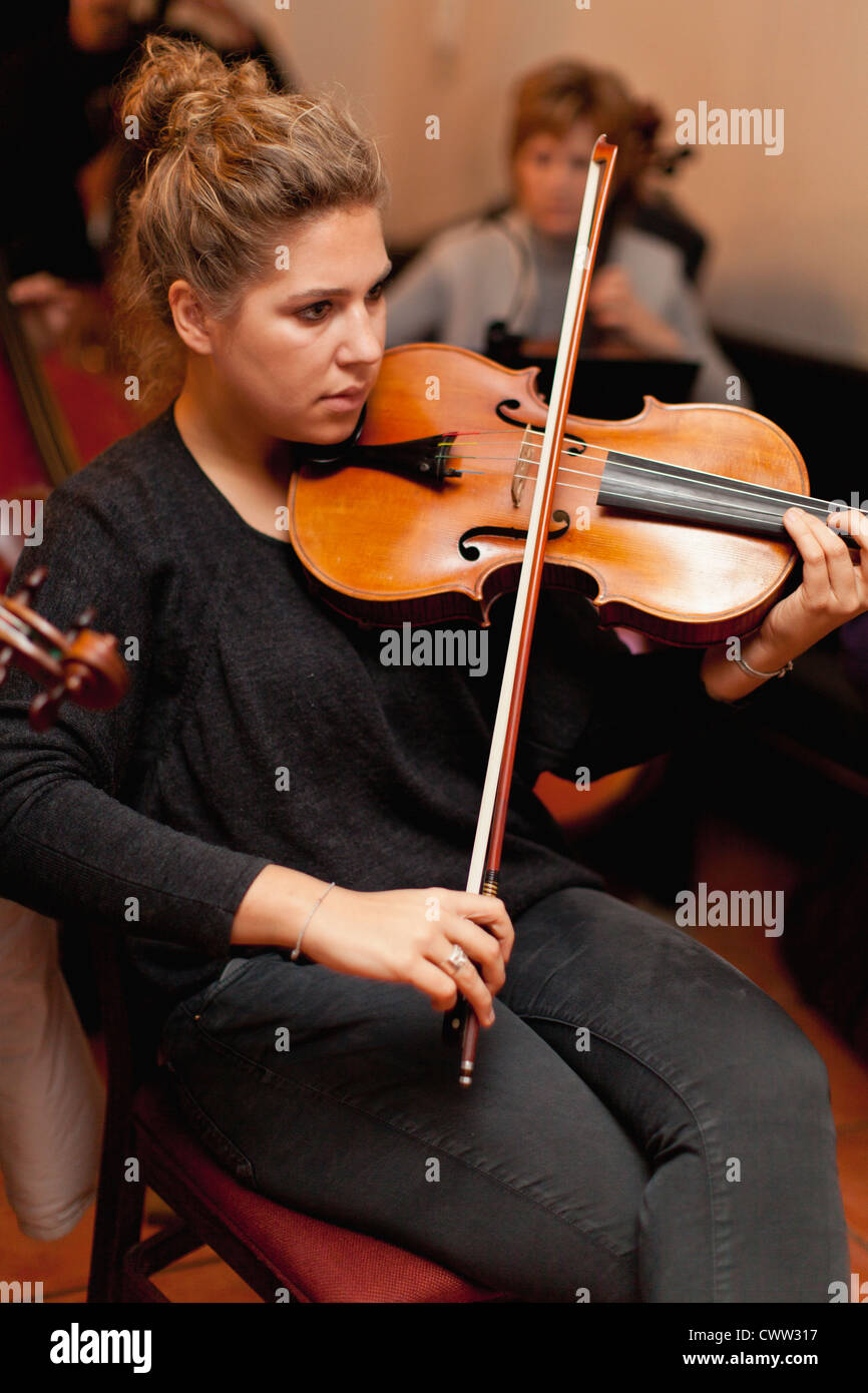 Violinspieler -Fotos und -Bildmaterial in hoher Auflösung – Alamy
