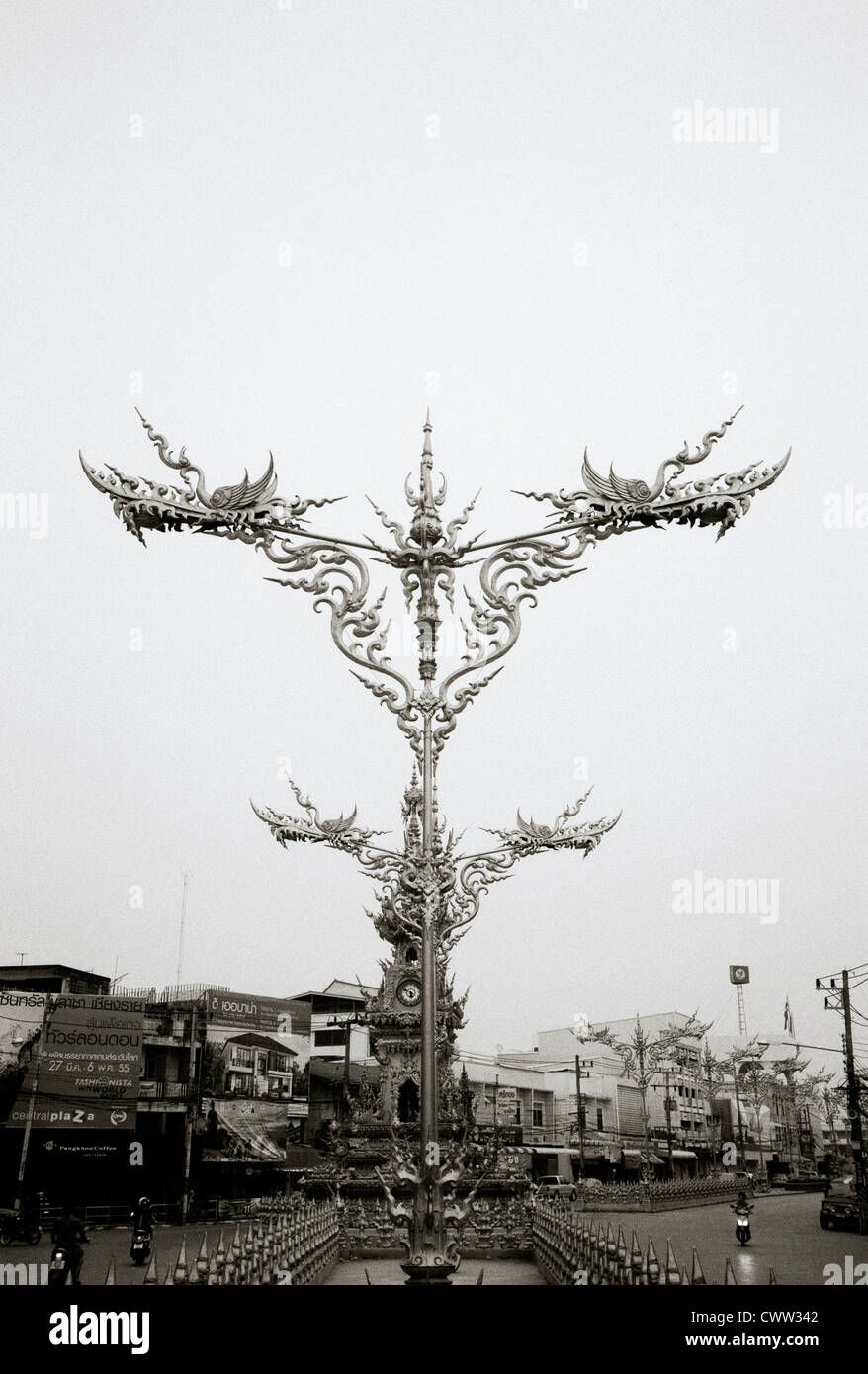 Flamboyant Straßenbeleuchtung in Chiang Rai Thailand in Südostasien Fernost. Kunst kitsch kitschig Licht Architektur Gebäude Straße Stadt Stockfoto
