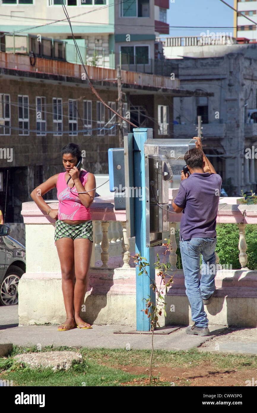 Kubanische Straße Telefonzelle mit kubanischen Fernsehen Büros - TV Cubana, hinter ihnen, Vedado, Havanna, Kuba. Stockfoto