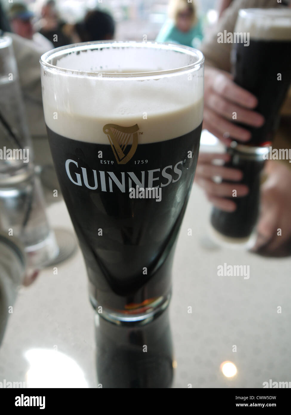 Ein Pint Guinness in der Gravity Bar, Guinness Storehouse, Dublin Stockfoto