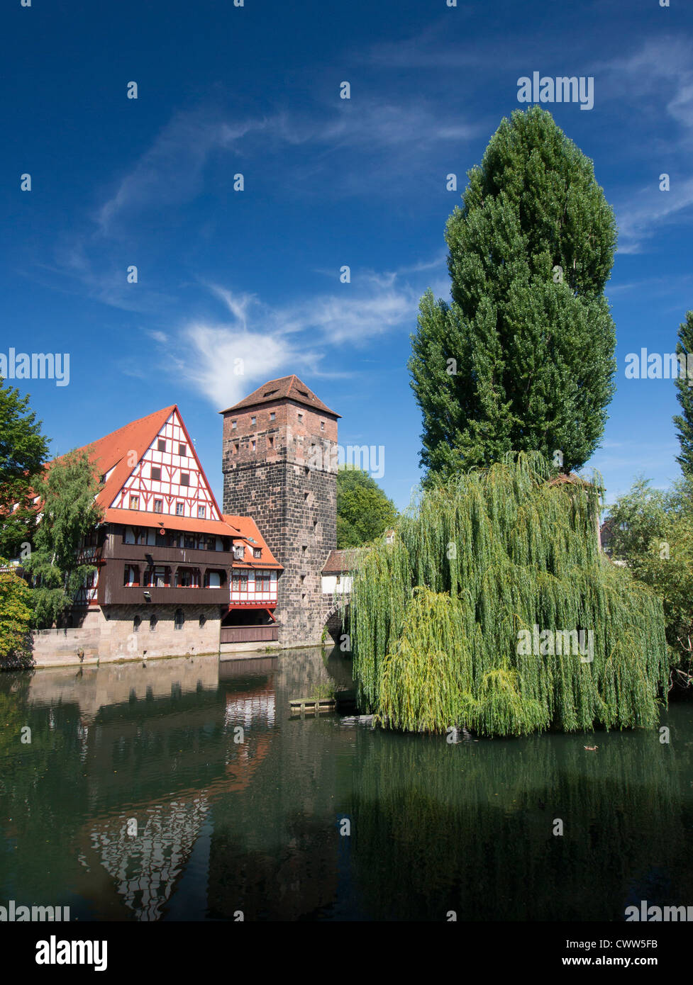 Ansicht des historischen Wine Vault oder Weinstadel, Wasserturm und Henkers Weg oder Henkersteg Ufer der Pegnitz in Nürnberg, Deutschland Stockfoto