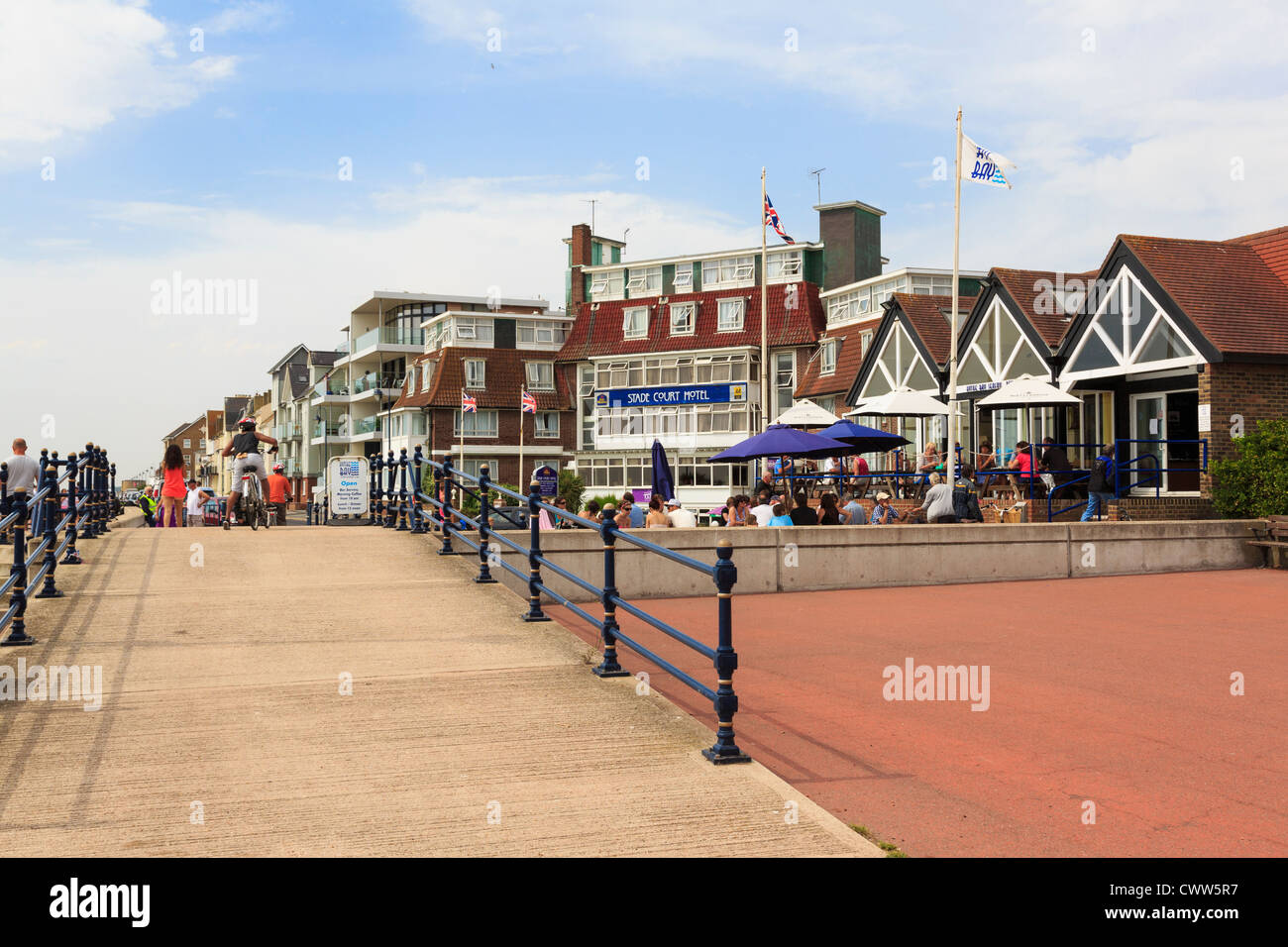 Menschen, die Mahlzeiten im freien Hythe Bay Seafood Restaurant am Meer promenade an Südküste im Sommer. Hythe Kent England UK Großbritannien Stockfoto