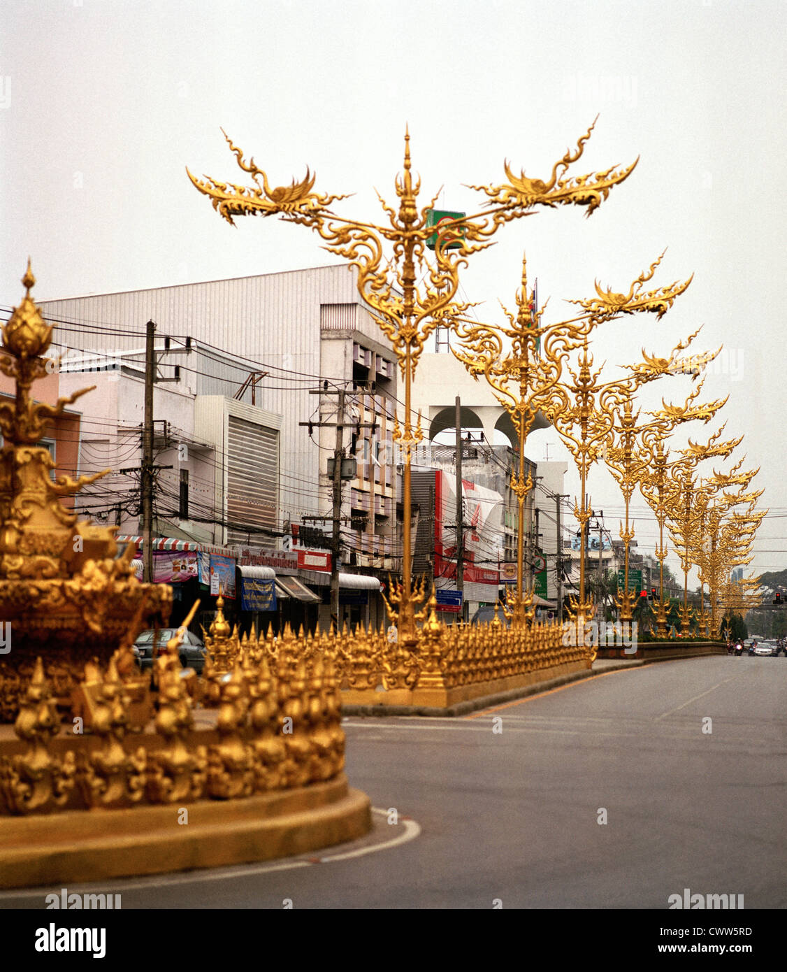 Flamboyant Straßenbeleuchtung in Chiang Rai Thailand in Südostasien Fernost. Kunst kitsch kitschig Licht Architektur Gebäude Straße Stadt Stockfoto