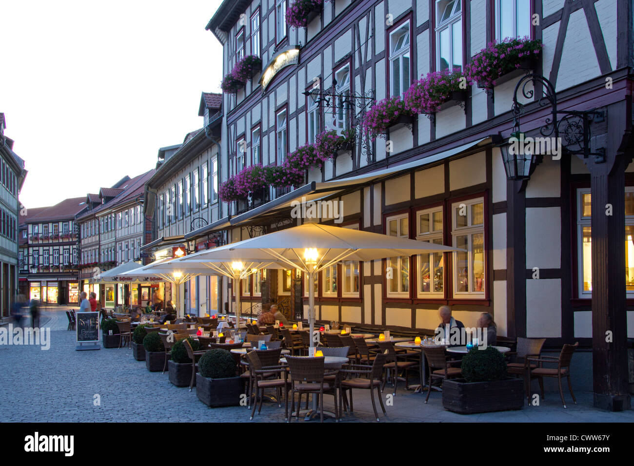 Straßencafés auf dem Marktplatz, Wernigerode, Sachsen-Anhalt, Deutschland Stockfoto