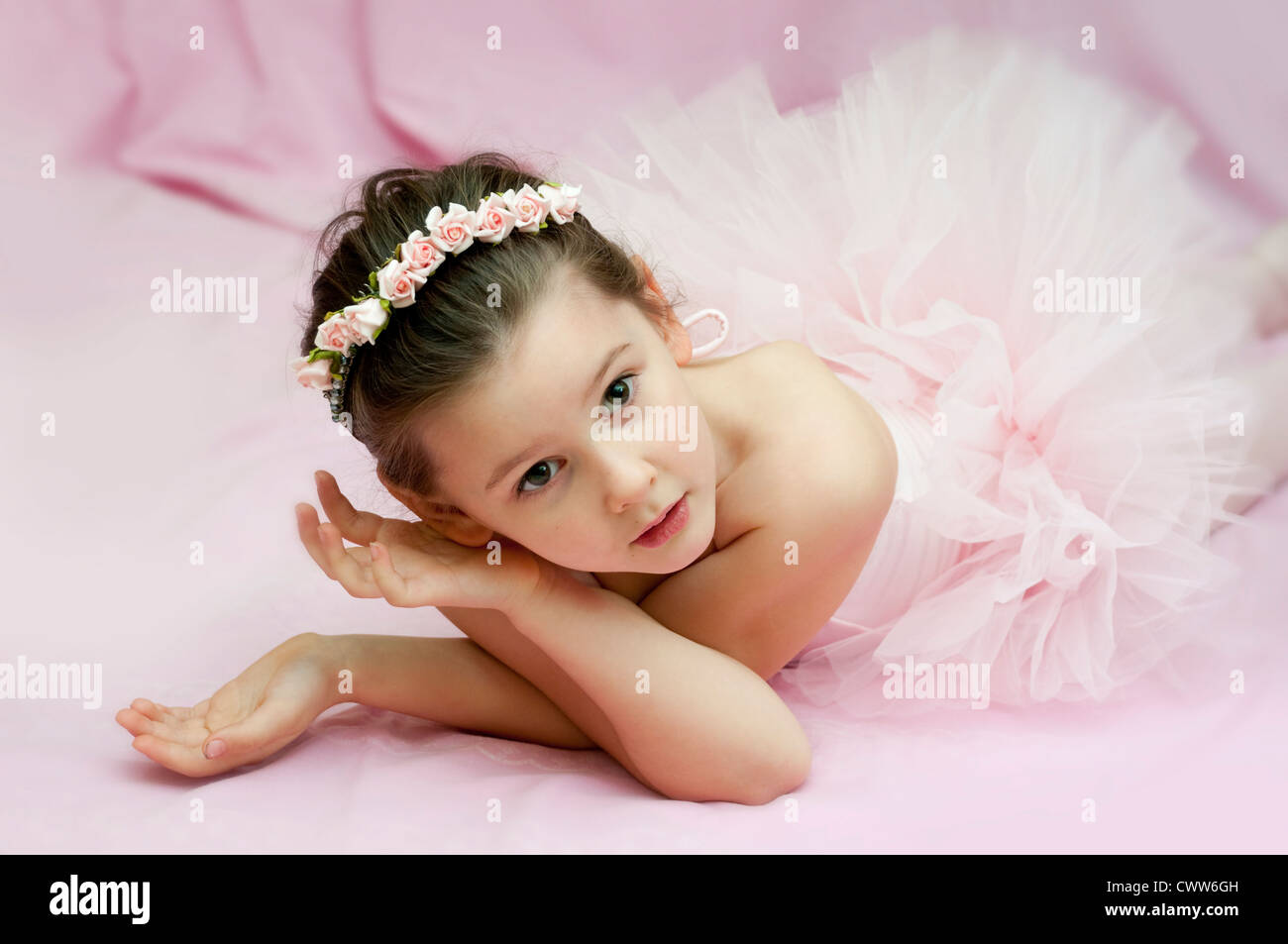 Porträt der süße kleine Ballerina-Mädchen auf dem Boden Stockfoto