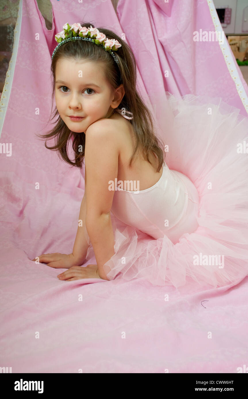 Porträt der süße kleine Ballerina-Mädchen auf dem Boden Stockfoto