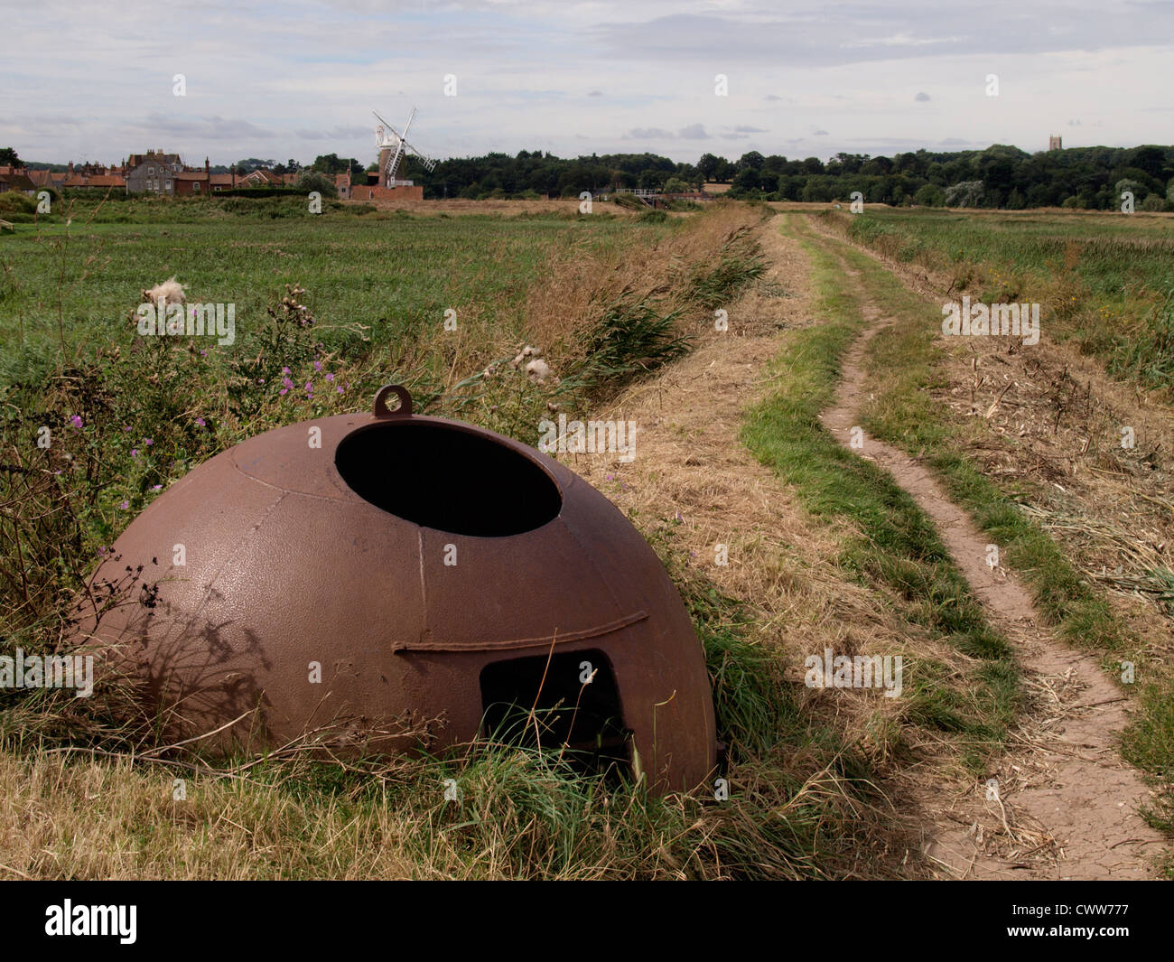 Allan Williams Turm auf Wanderweg durch das Moor, Cley-Next-the-Sea, Norfolk, Großbritannien Stockfoto