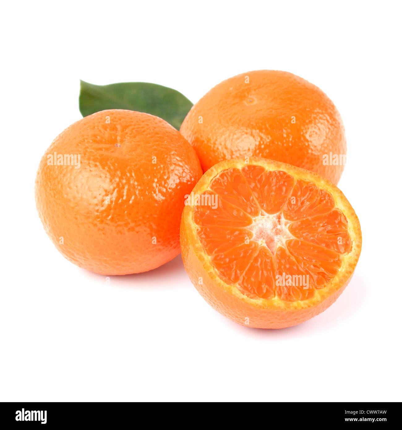 Frische Orangen Mandarinen (ganze und halbe) mit Blatt isoliert auf weißem Hintergrund im Studio Stockfoto