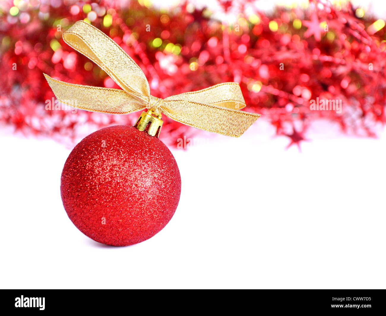 Red christmas Ball oder Christbaumschmuck mit De-fokussierte rote Lichter Backgroun Stockfoto