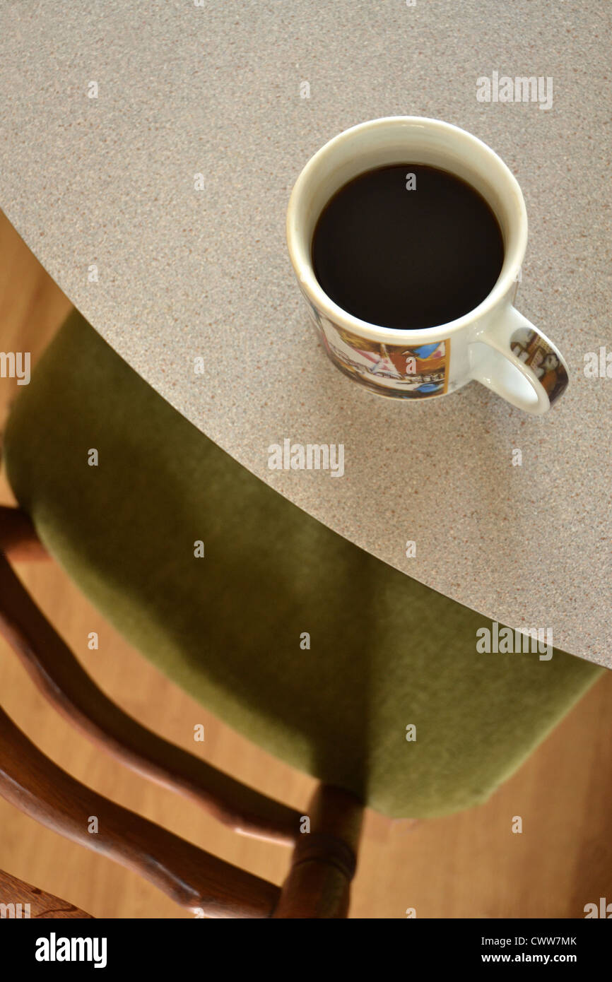 Kaffeetasse am Rand des Runden Tisches, von oben gesehen Stockfoto