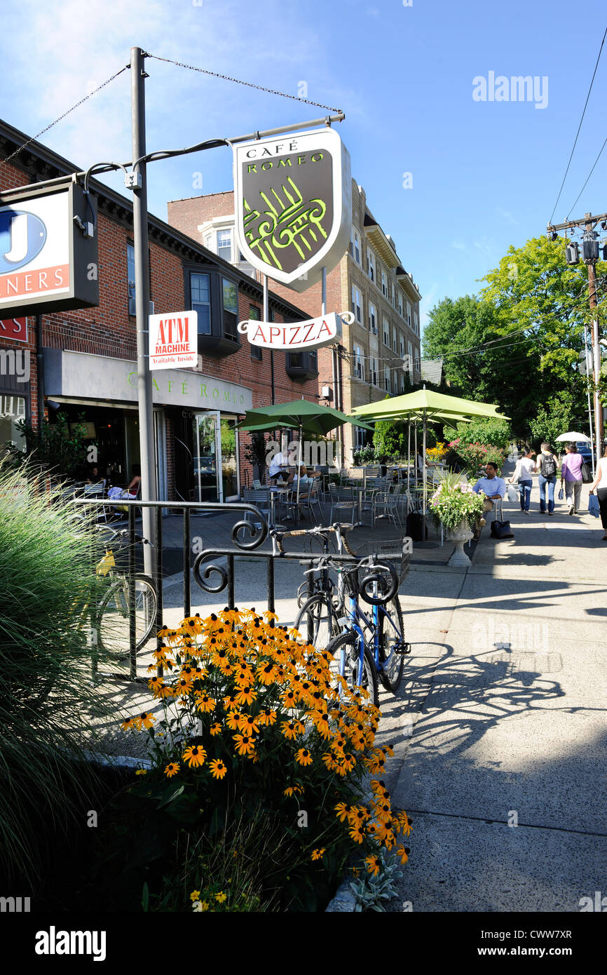 Romeo Cafe, Terrasse mit Tischen auf dem Bürgersteig. New Haven, CT. Stockfoto