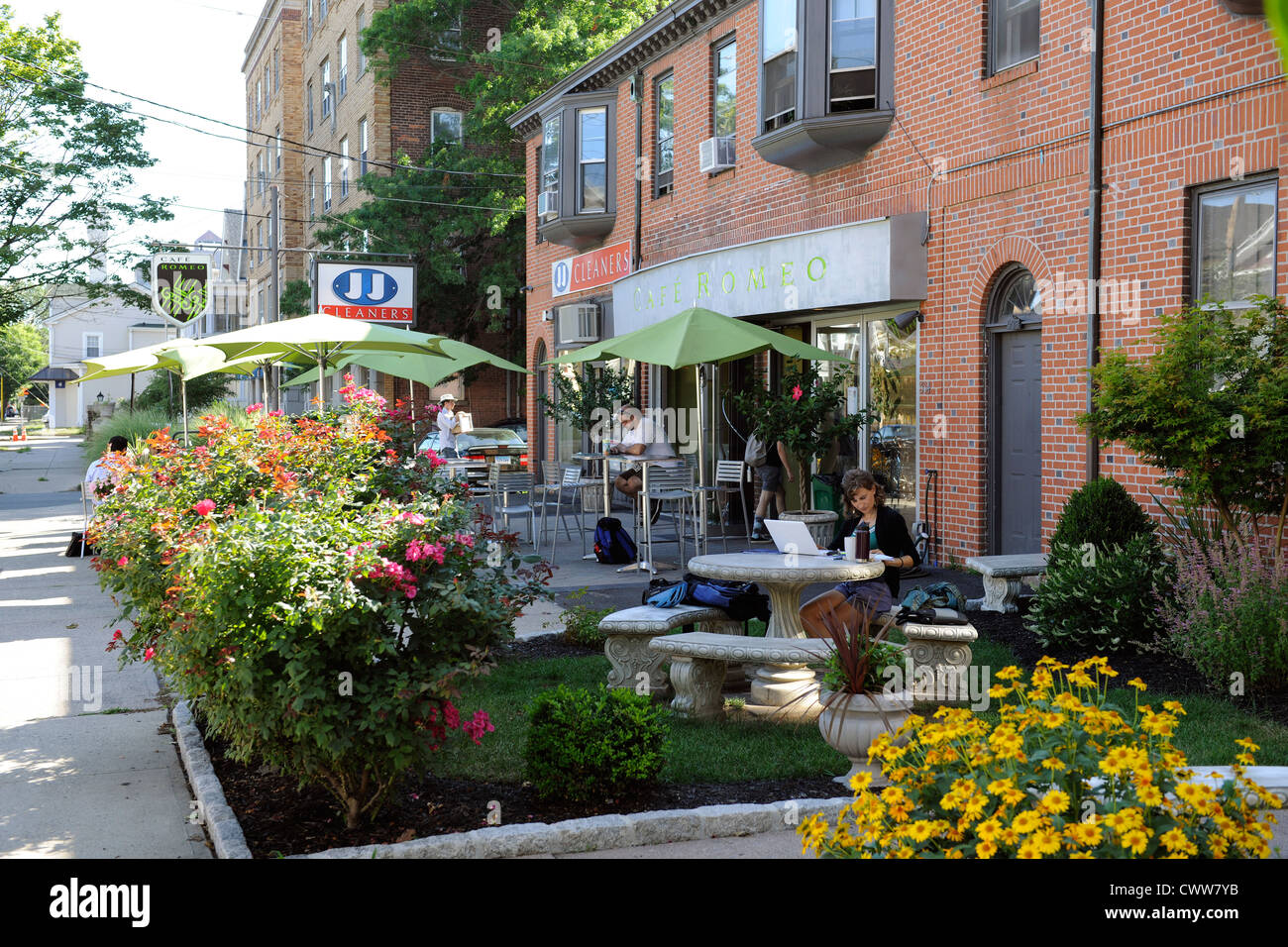 Romeo Cafe, Terrasse mit Tischen auf dem Bürgersteig. New Haven, CT. Stockfoto