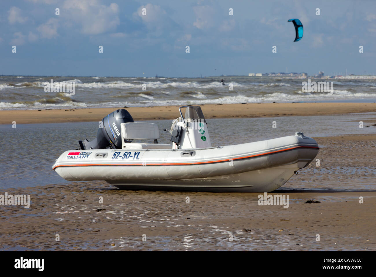 Motorboot auf dem Strand von Zandvoort, Holland Stockfoto