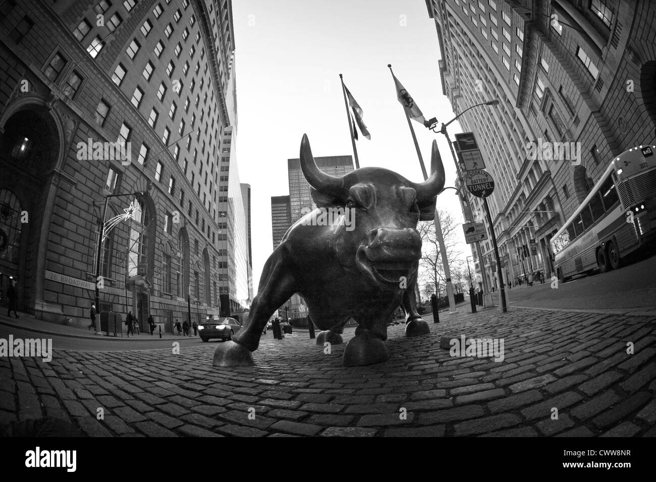 Bowling Green Bull, besser bekannt als der Wall Street Bull, befindet sich im Finanzviertel von New York City. Stockfoto