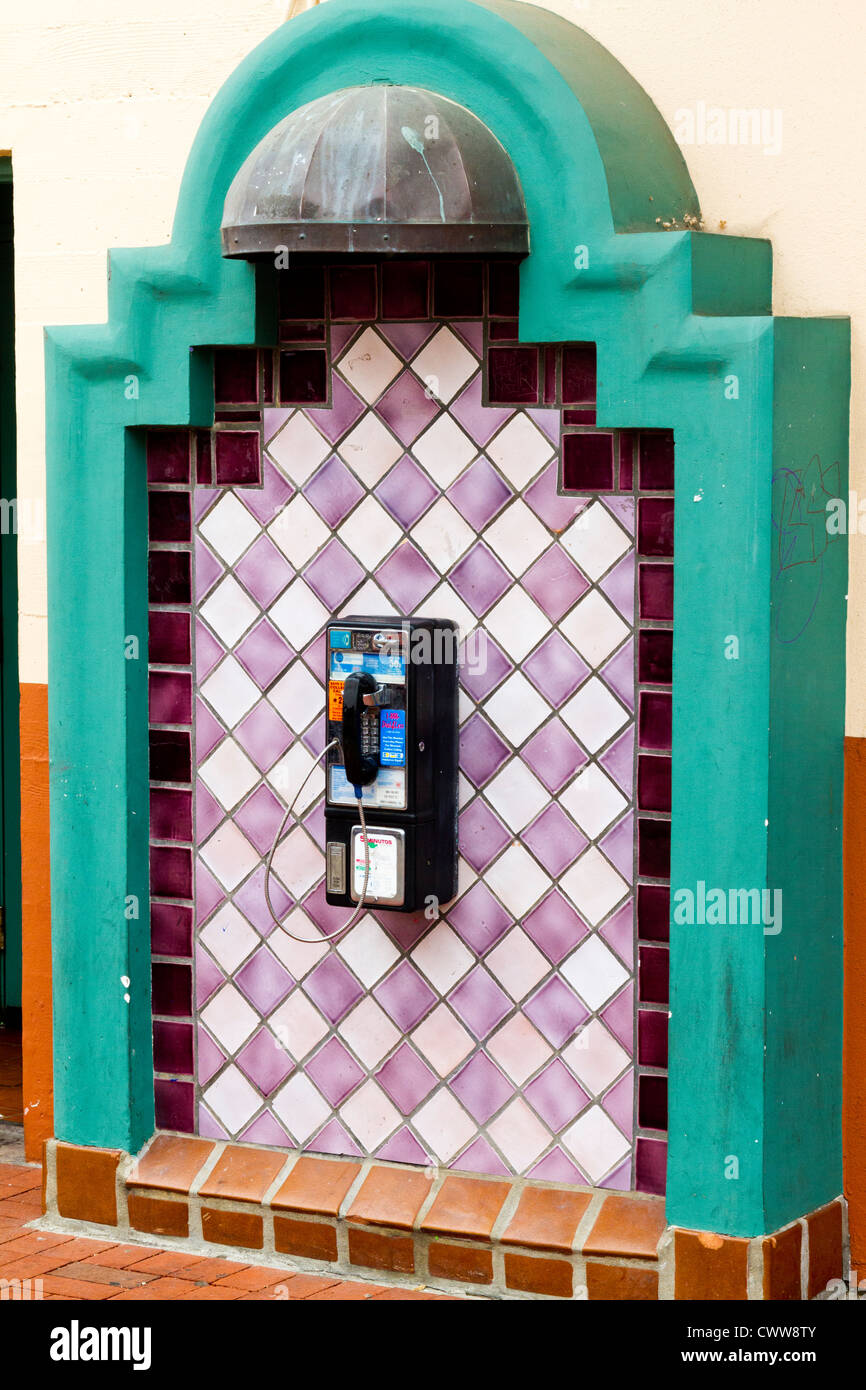 Telefon in einem Dekorfliese Alkoven in "Santa Barbara", California Stockfoto