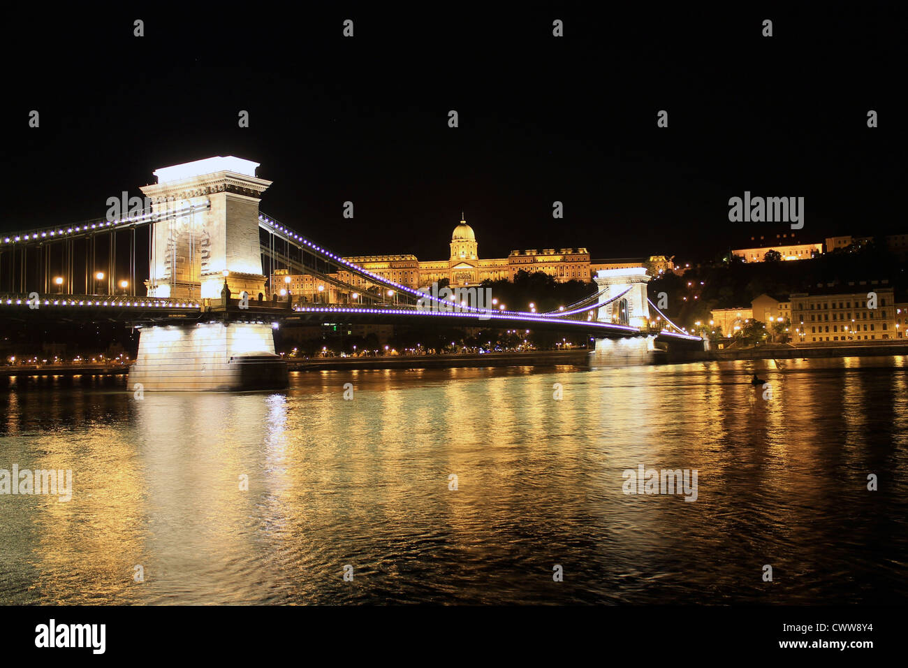 Kettenbrücke und Budapest Castle in der Nacht Stockfoto