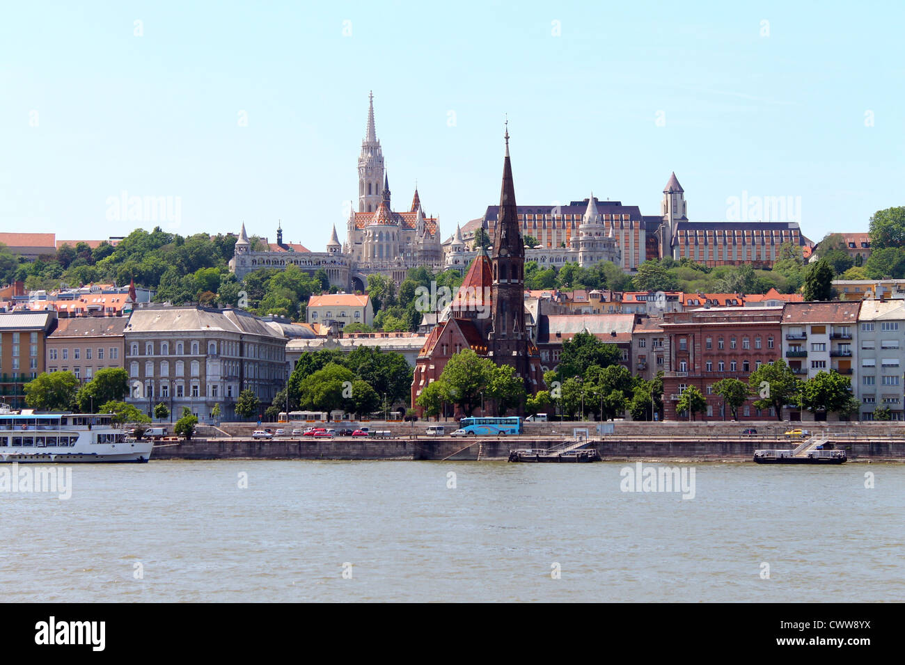Budapest Fischerbastei aus der Donau Stockfoto