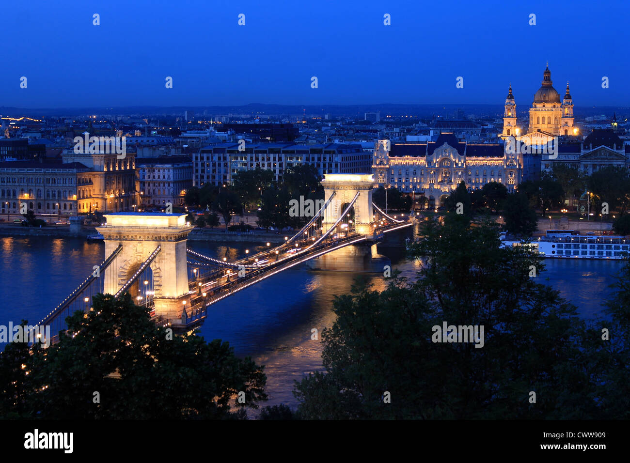 Kettenbrücke und Kirche in Budapest Stockfoto
