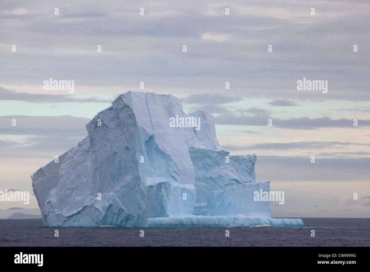 Riesiger Eisberg schwebend in der Drake-Passage, Antarktis Stockfoto