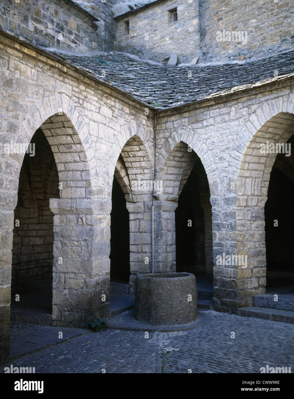 Spanien. Aragon. Ainsa. Stiftskirche St. Maria. Romanische. Dreieckigen Kreuzgang. Stockfoto